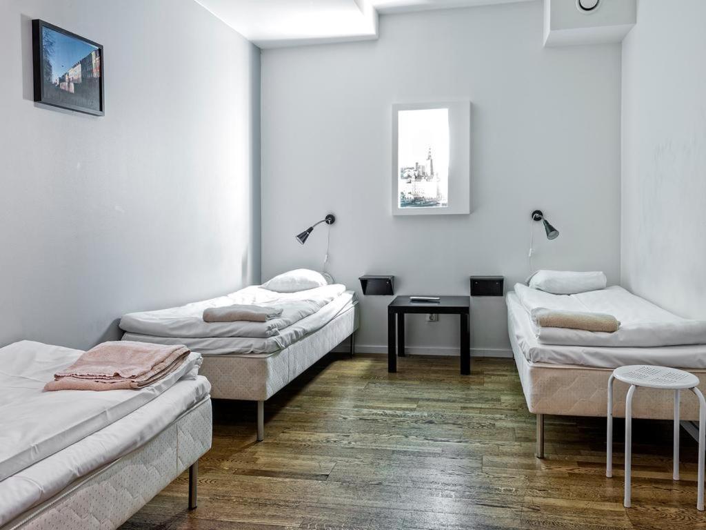 Habitación Triple con baño compartido (sin ventanas)