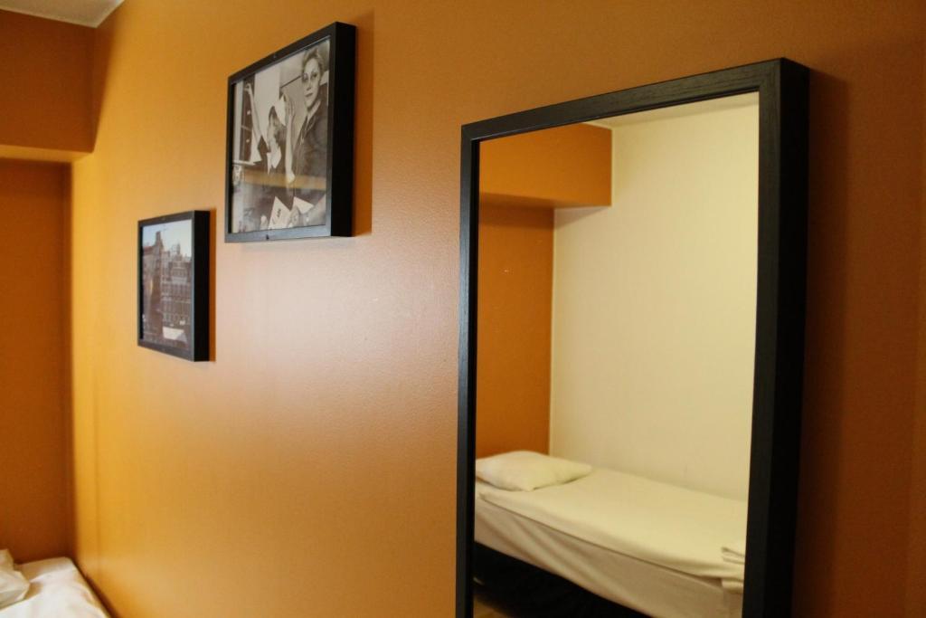 Habitación doble con baño compartido (sin ventana) - 2 camas